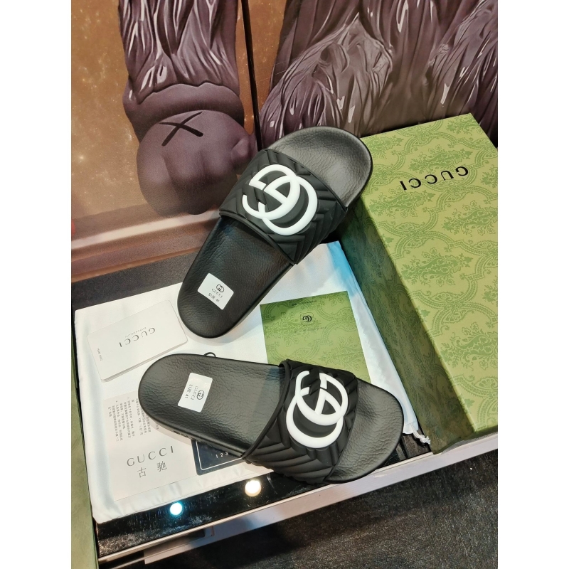 G*u*i slippers
